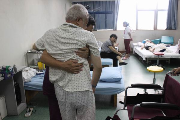 護(hù)工精心護(hù)理病人.JPG