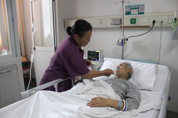 護(hù)工精心護(hù)理病人1.JPG