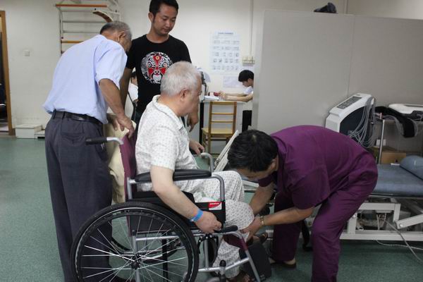 護(hù)工精心護(hù)理病人2.JPG