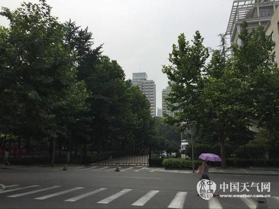 24日白天，北京天氣悶熱。（劉文靜 攝）