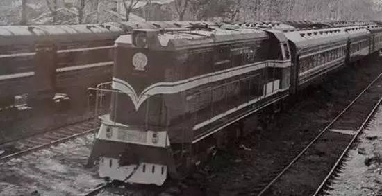 ▲1976年，唐山機(jī)車車輛工廠，生產(chǎn)東風(fēng)5型內(nèi)燃機(jī)車