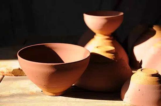 施完釉等待入窯燒制