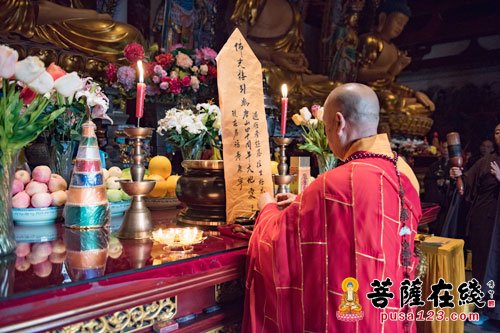 中國佛教協(xié)會副會長、山西省佛教協(xié)會會長、大圣竹林寺住持妙江大和尚拈香主法