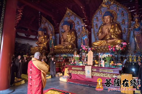 妙江大和尚帶領(lǐng)僧俗二眾誦經(jīng)祈福回向