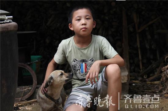 獨居的日子,狗成了李秋運最重要的伙伴。