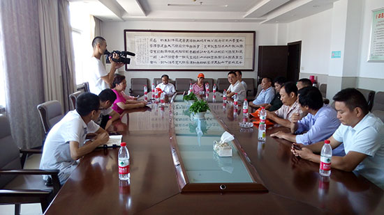 查看殘疾人無(wú)障礙設(shè)施座談會(huì).jpg