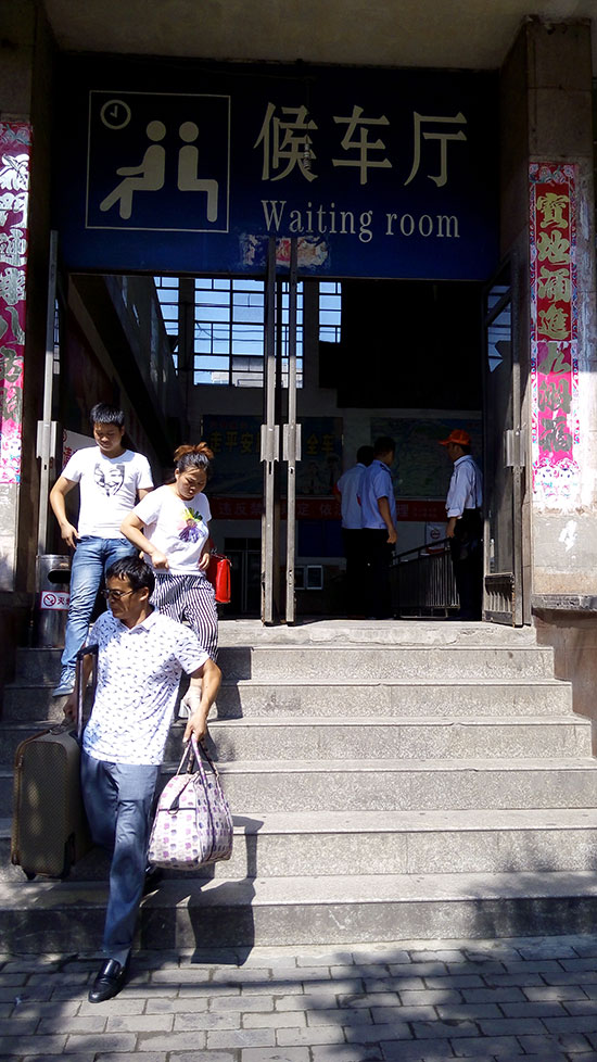 中心車站沒有殘疾人無(wú)障礙設(shè)施.jpg