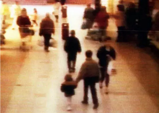 英國(guó)利物浦兩名10歲男孩虐殺嬰兒案的現(xiàn)場(chǎng)監(jiān)控錄像。