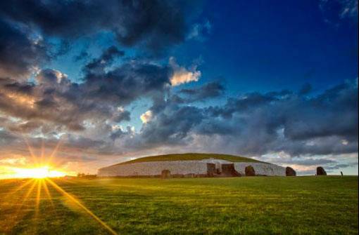 位于米斯郡的紐格萊奇墓（Newgrange）