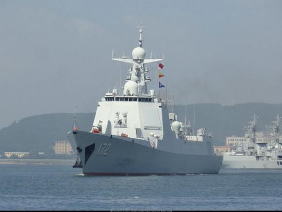 出現(xiàn)港口外的052D驅(qū)逐艦昆明艦。