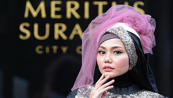 印尼伊斯蘭模特身著傳統(tǒng)服飾街頭走， 欲打造穆斯林“時(shí)尚巴黎”。來(lái)源：視覺(jué)中國(guó)