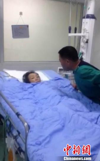 至今還躺在重癥病房的陳小英家屬供圖攝