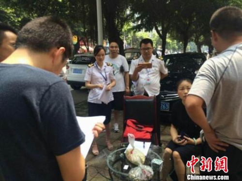 執(zhí)法部門對(duì)業(yè)主李麗容調(diào)查取證 家屬供圖