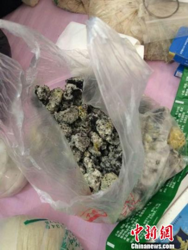 理療店自制的發(fā)霉藥品 家屬供圖
理療店自制的發(fā)霉藥品 家屬供圖