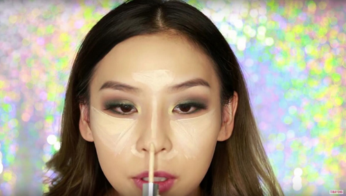 Step2：點(diǎn)鼻梁縮鼻翼 打造面部輪廓聚焦點(diǎn)