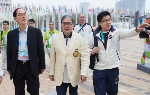 霍震霆（中）與霍啟剛參觀南京青奧村