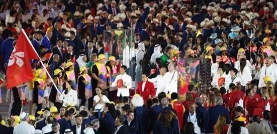 霍啟剛身著紅色西裝十分顯眼