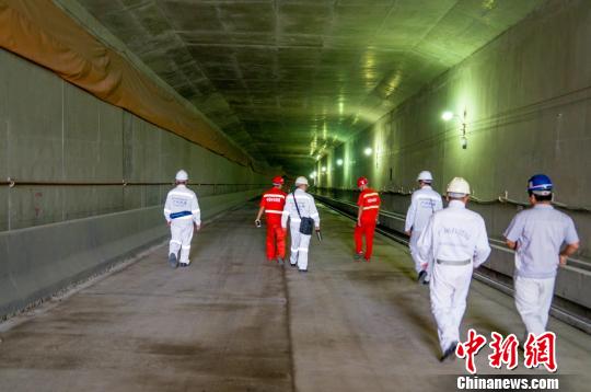 中國最大內(nèi)河沉管隧道管節(jié)安裝完工 陳靜 攝