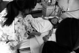 父親在車禍瞬間將3歲兒裹身下 自己不幸離世