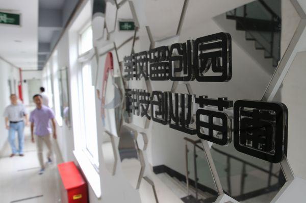 外媒稱中國人加班時(shí)間遠(yuǎn)超歐美 住辦公室成自然