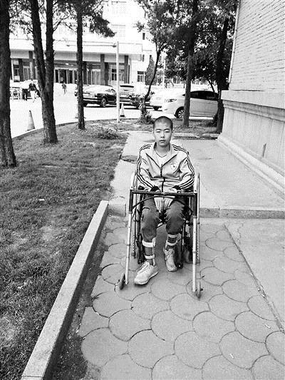 山西男孩被老師踢后截癱：復(fù)學(xué)遭拒 學(xué)校否認(rèn)體罰