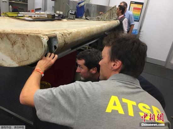 資料圖，澳大利亞堪培拉，澳大利亞和馬來西亞雙方人員對在坦桑尼亞發(fā)現(xiàn)的飛機碎片進行研究，雙方將對碎片是否屬于失事的馬航mh370航班客機進行核實。