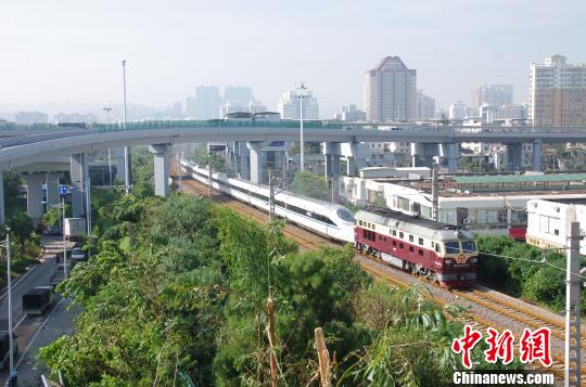臺風(fēng)過后內(nèi)燃機(jī)車助廈門動車組“脫困”（圖）