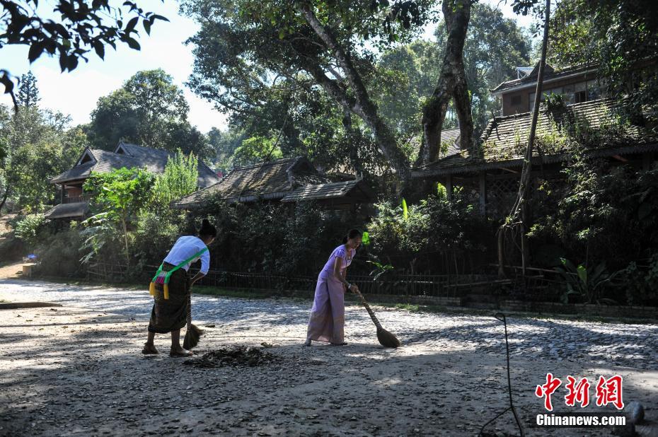 9月16日，云南瀾滄景邁山上的少數(shù)民族村寨。云南瀾滄景邁山，是普洱茶的主要產(chǎn)區(qū)之一，山上居住著拉祜族、布朗族、傣族等多個少數(shù)民族，這些少數(shù)民族世代制茶，景邁山得天獨厚的自然環(huán)境和茶人們精湛的手藝使這里的普洱茶遠(yuǎn)近聞名。據(jù)景邁山翁基村布朗族村民介紹，他們的家庭年收入達(dá)到40萬元左右，這在當(dāng)?shù)貙儆谥械仁杖胨?。?jù)公開資料顯示，景邁山的少數(shù)民族種茶有近2000年的歷史。是普洱茶的原生地之一。 中新社記者 任東 攝