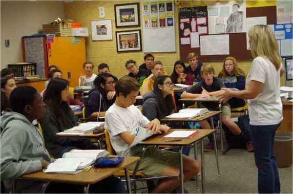 哈佛學(xué)霸“瘋狂社交”引關(guān)注：喝酒喝到半夜