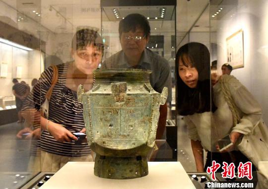 三星堆和金沙遺址出土文物精華展引發(fā)市民參觀熱潮。周樂君攝