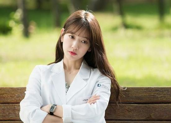 空氣感劉海配卷曲長發(fā)