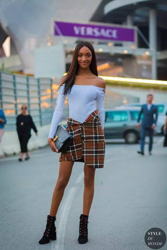 發(fā)現(xiàn)了吧，今年流行的針織衫總體來說不太Care實用這件事，美貌度遠大于實用性~至于要不要跟風，就看自己的衣柜配置了。