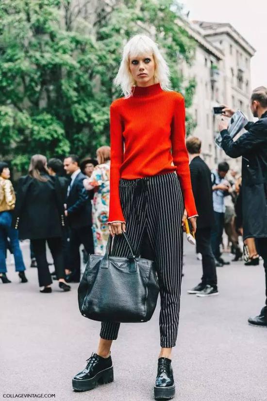 顏色不同的袖口，也會讓超長袖的設(shè)計感更突出。▼