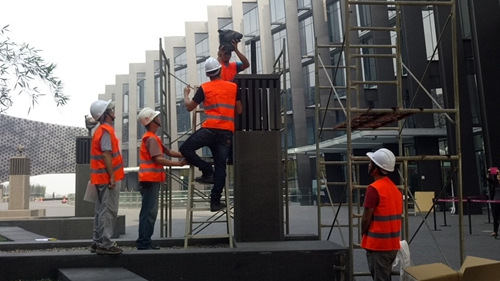 工程人員先拆下鼠首。臺(tái)灣《聯(lián)合報(bào)》記者卜敏正／攝影