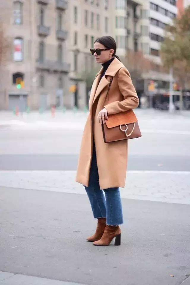 學(xué)會oversized外套+短靴的經(jīng)典套路，讓你美成一道街景