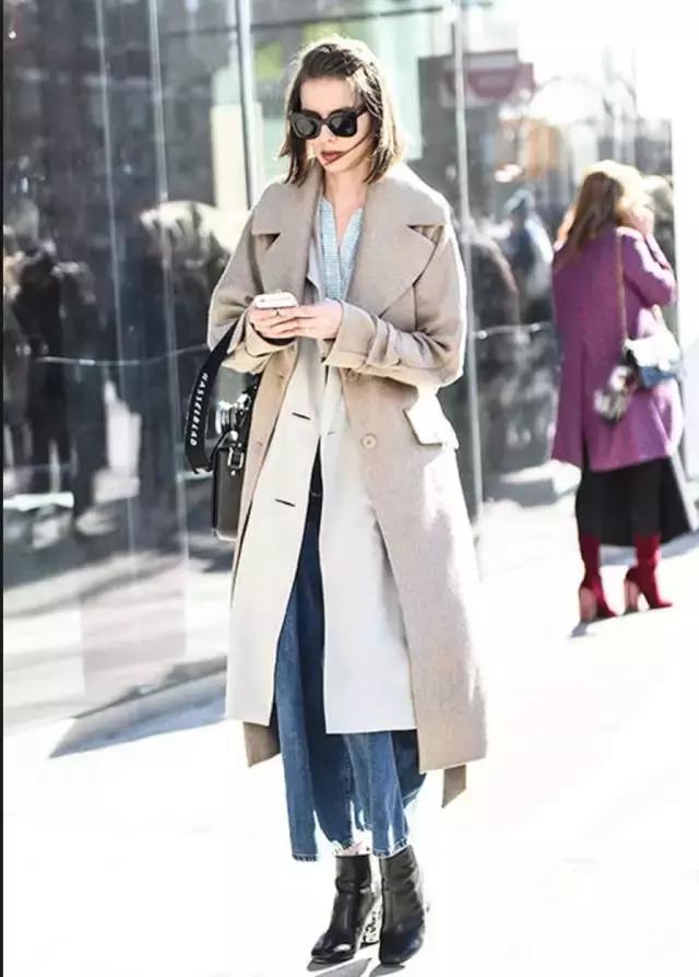 學(xué)會oversized外套+短靴的經(jīng)典套路，讓你美成一道街景