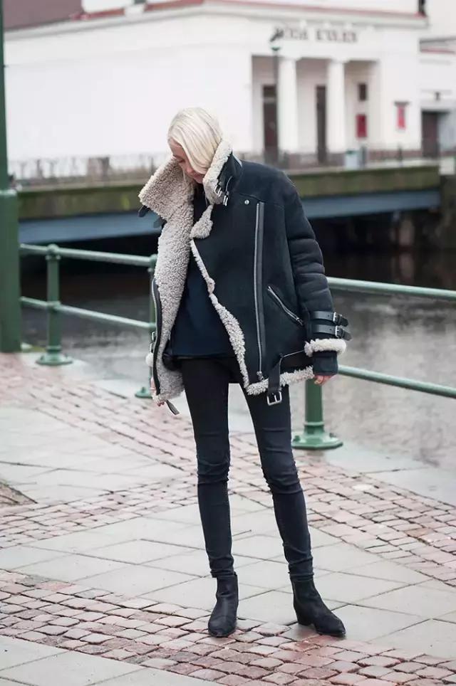 學(xué)會oversized外套+短靴的經(jīng)典套路，讓你美成一道街景