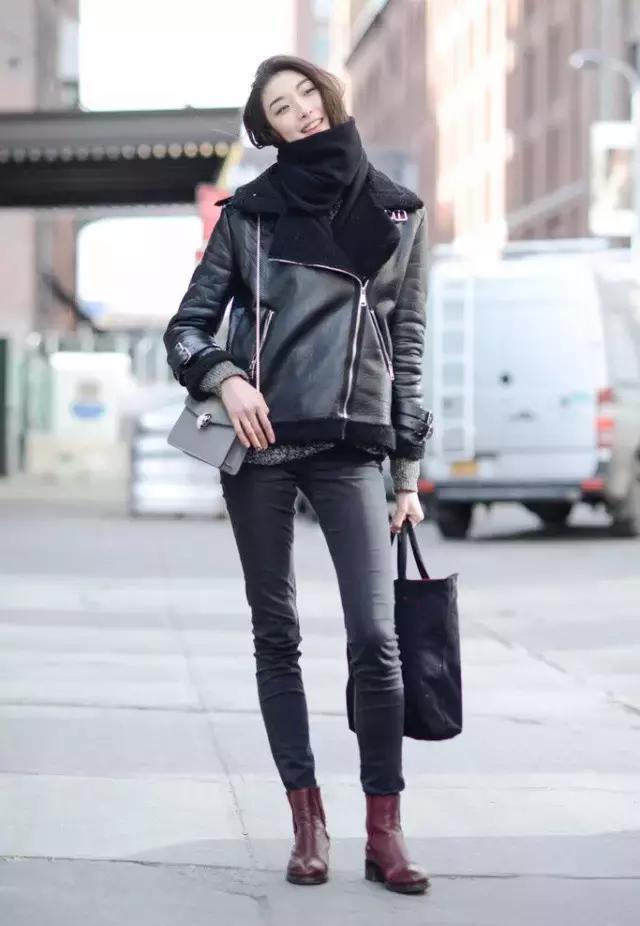 學(xué)會oversized外套+短靴的經(jīng)典套路，讓你美成一道街景