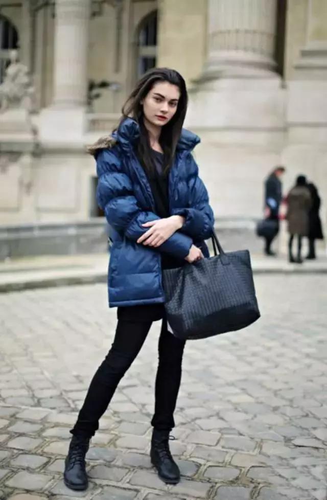 學(xué)會oversized外套+短靴的經(jīng)典套路，讓你美成一道街景