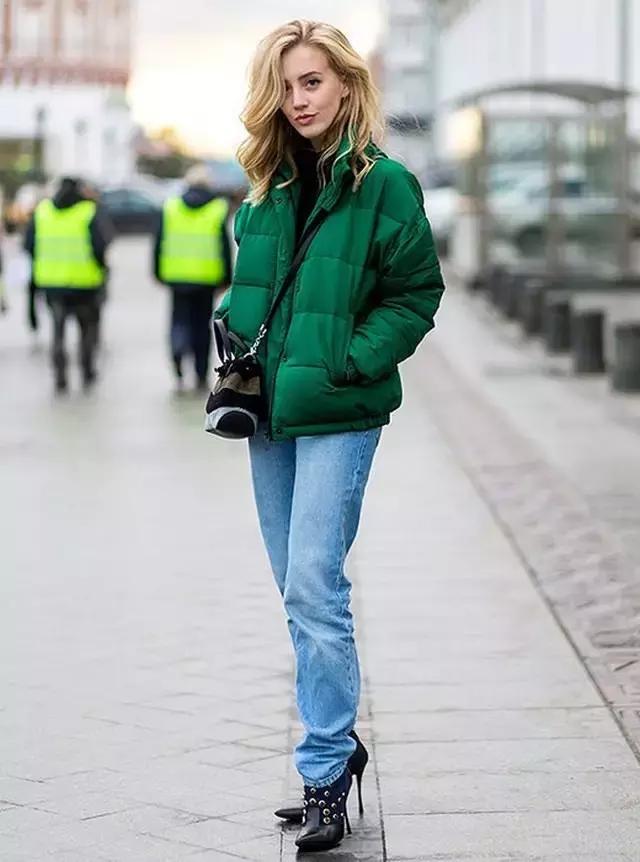 學(xué)會oversized外套+短靴的經(jīng)典套路，讓你美成一道街景