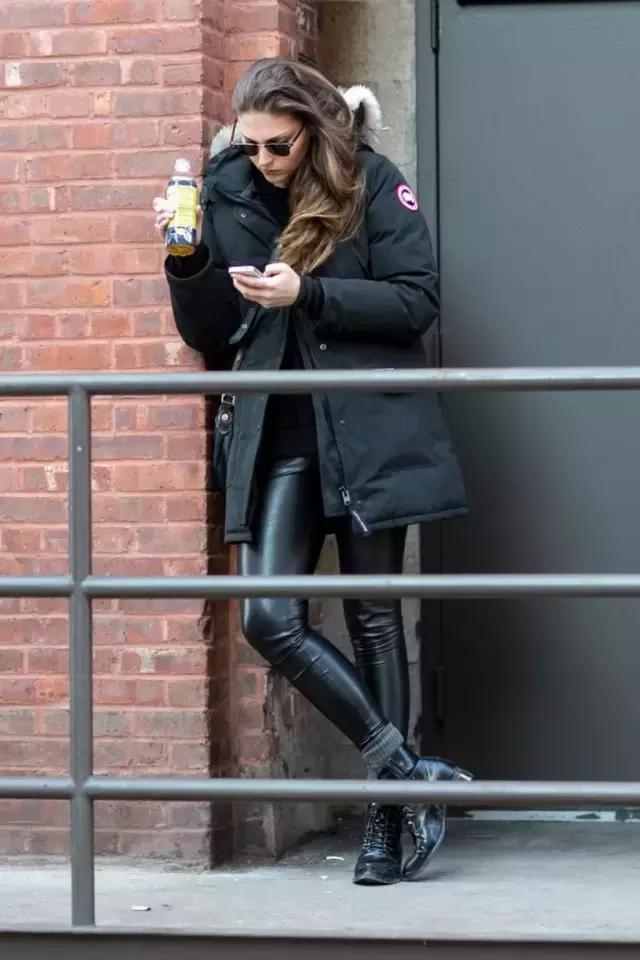 學(xué)會oversized外套+短靴的經(jīng)典套路，讓你美成一道街景