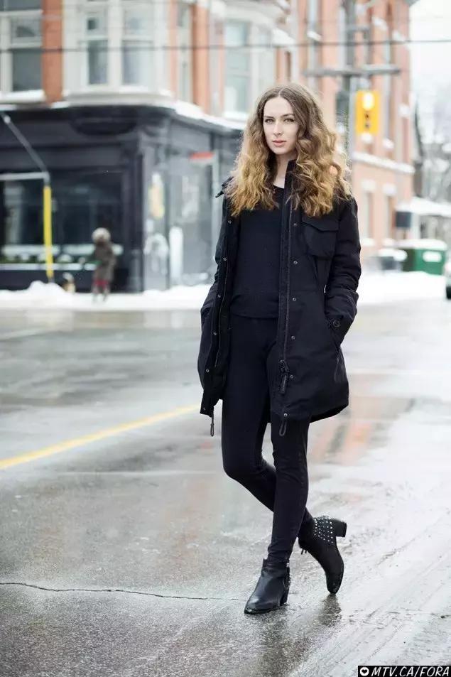 學(xué)會oversized外套+短靴的經(jīng)典套路，讓你美成一道街景