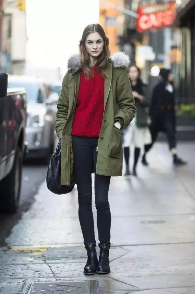 學(xué)會oversized外套+短靴的經(jīng)典套路，讓你美成一道街景