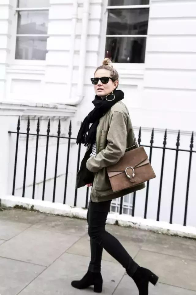 學(xué)會oversized外套+短靴的經(jīng)典套路，讓你美成一道街景