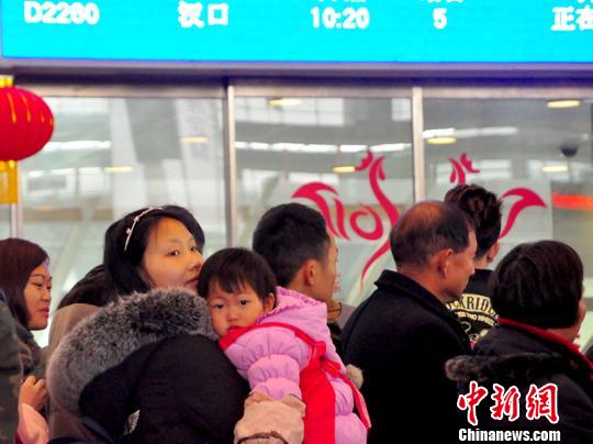 一名兒童在母親的懷抱中候車。吳正琪攝