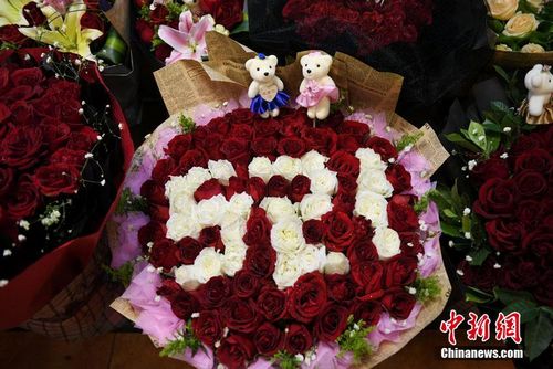 2月13日，情人節(jié)將至，在長春市銷售鮮花的商家們?yōu)槲櫩脱矍?，奇思妙想，香皂花、玩偶花、彩色花?yīng)有盡有，創(chuàng)意十足。 張瑤 攝