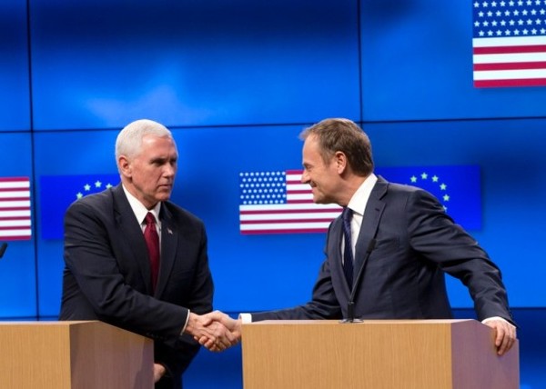 彭斯（左）與圖斯克（右）會面時，身后顯示了錯誤的美國國旗。