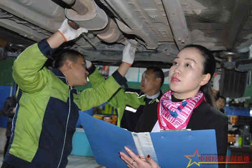 妹妹許杰檢查車底部.JPG