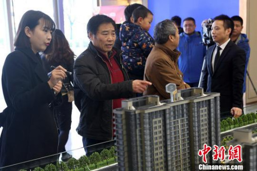 市民在一家樓盤內(nèi)咨詢。泱波 攝