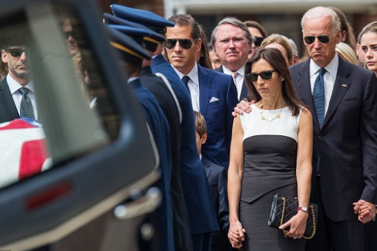 2015年6月6日，在博·拜登的葬禮上，亨特·拜登（右三）站在海利（右二）旁邊